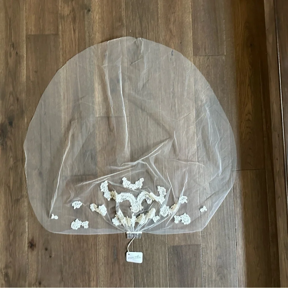 Jennifer Leigh L’Oréal Ivory 50” French Alencon Lace Veil
